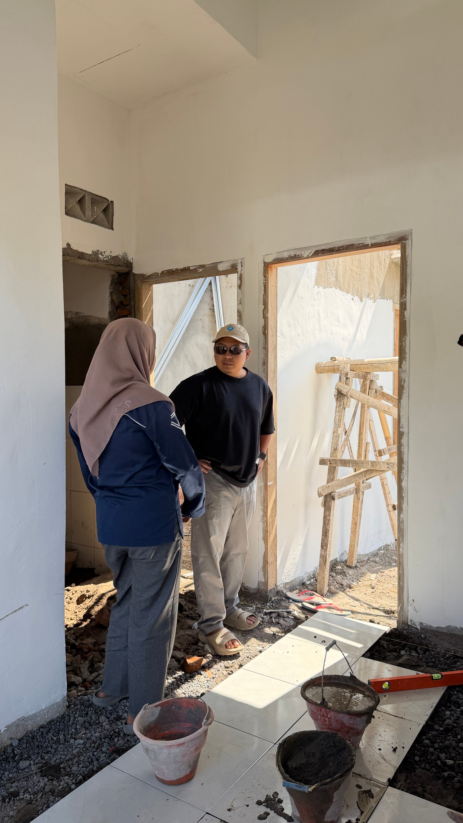Inspeksi kualitas konstruksi dinding bata merah yang tebal dan kokoh